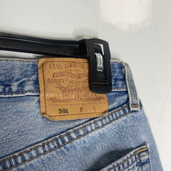 LEVI’S Cut Off Medium Wash Distressed Denim Shorts Size Medium - Picture 4 of 7